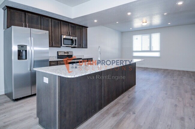Building Photo - 1043 W 400 S