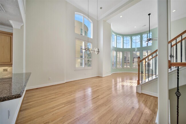 Building Photo - 1515 Hyde Park Blvd