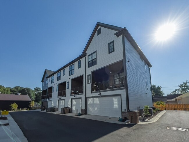 Building Photo - 2 BR 2.5 BA- Downtown Greenville Townhome-...