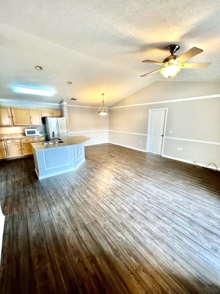 Building Photo - 800 Hidden Ridge Ct