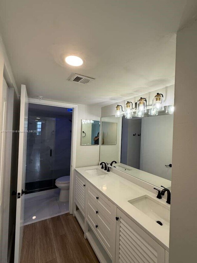 Building Photo - 6820 Indian Creek Dr