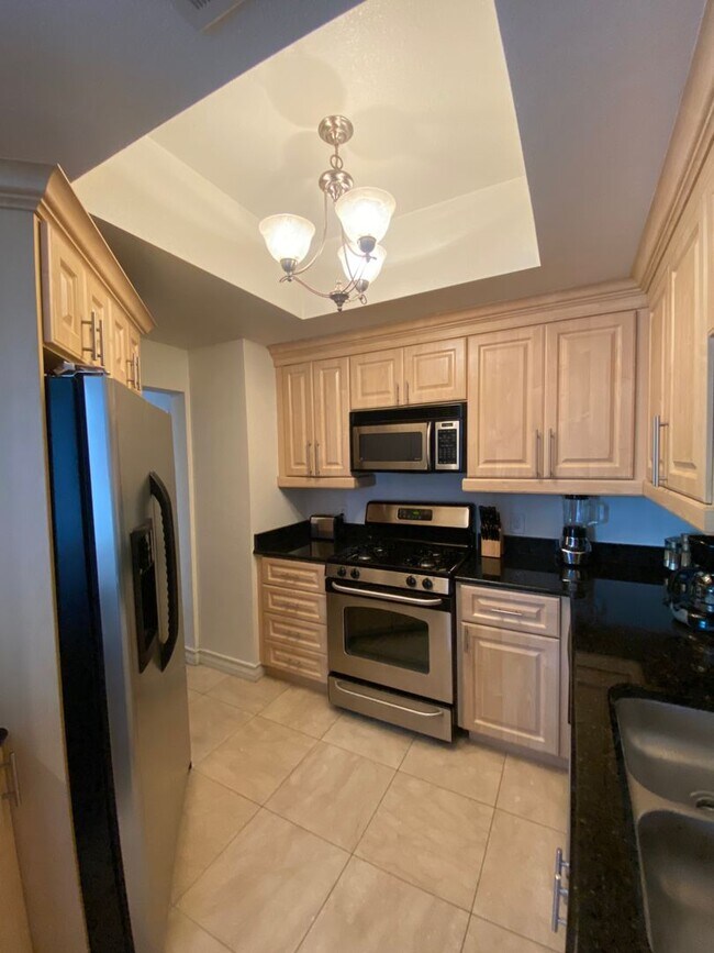 Building Photo - Charming Fully Furnished 1 Bedroom Condo: ...