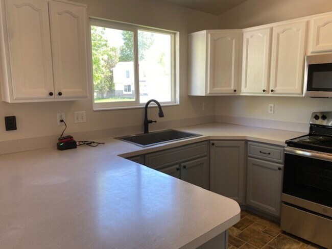 Building Photo - 2022 N 850 W