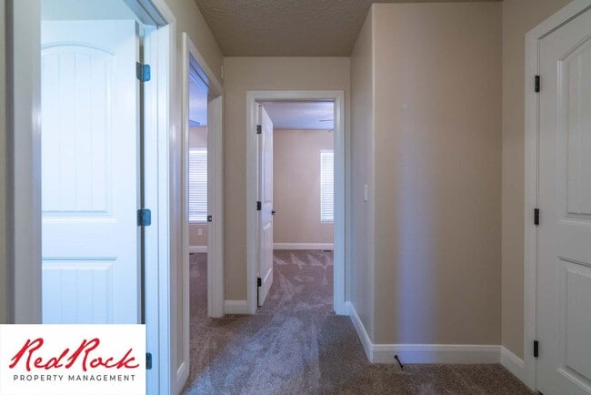 Building Photo - Beautiful Southgate Townhome!