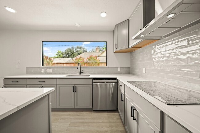 Building Photo - 3010 Manila Ln
