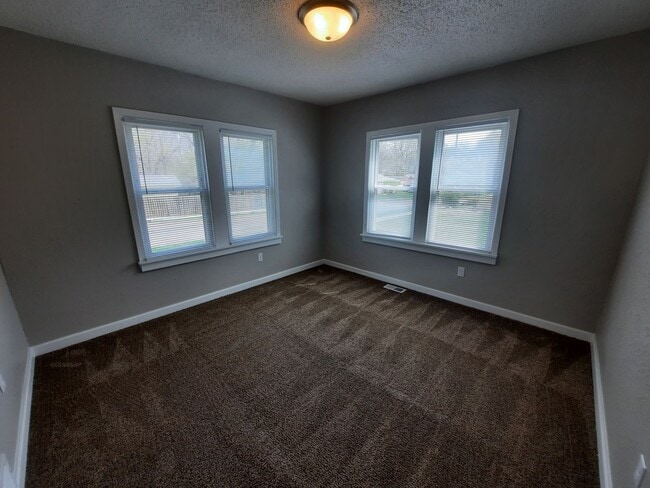Building Photo - 2 bedroom, 1 bathroom home on large corner...