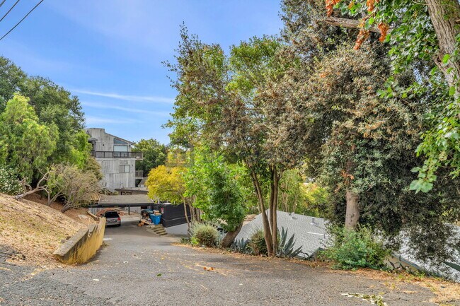 Building Photo - 551 Hichborn St