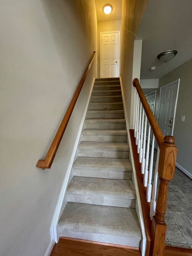 Building Photo - COZY TOWNHOUSE - Minutes to Quantico