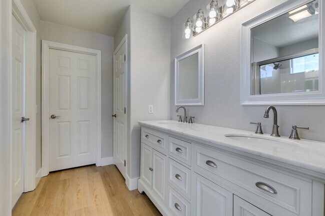 Building Photo - BEAUTIFUL SUMMERLIN 3 BEDROOM UPGRADED!!