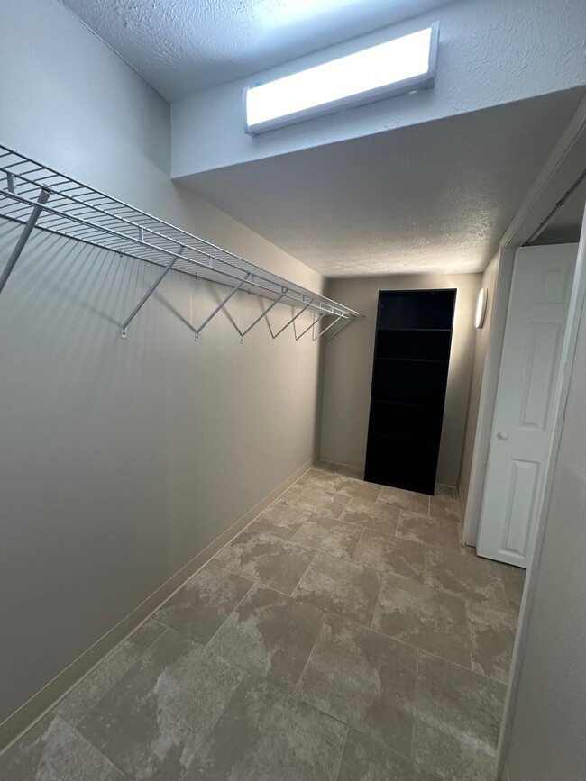 Building Photo - 3505 Lakeside Ct