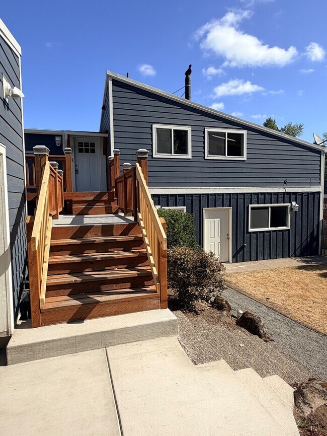 Building Photo - Spacious Home with Office, Studio, Workshop - Endless Possibilities!