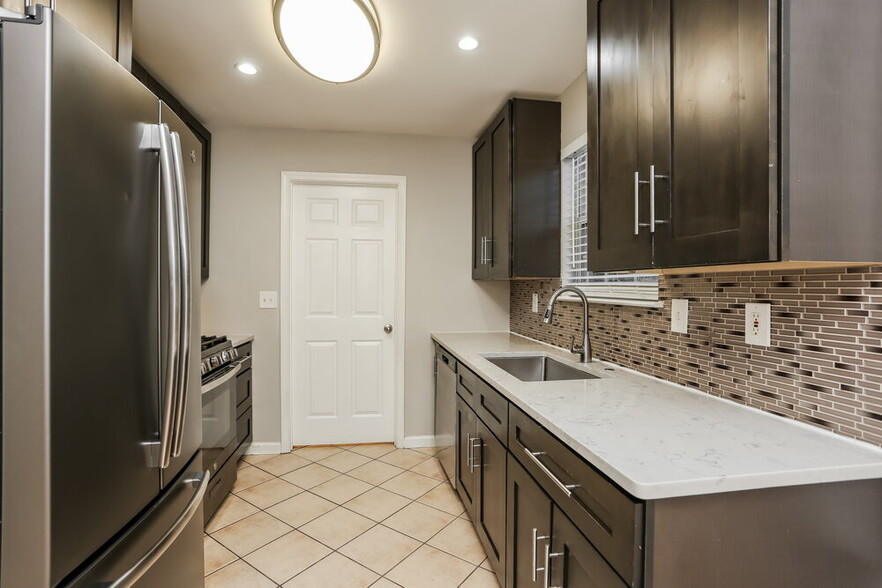 Building Photo - 4040 Brookfield Way