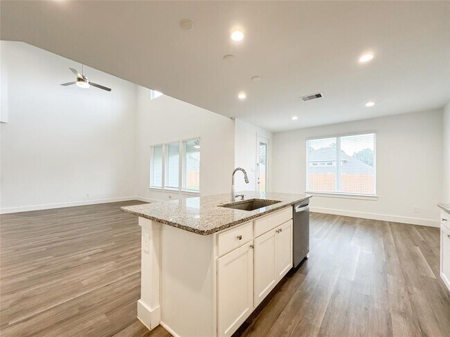 Building Photo - 15216 Tattle Crk Ln