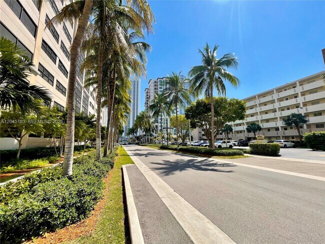 Building Photo - 220 Kings Point Dr