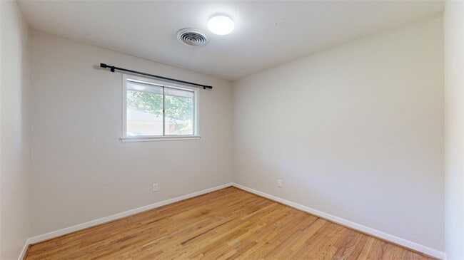 Building Photo - 203 W Brookside Dr