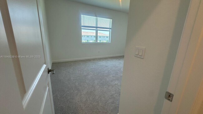 Building Photo - 553 Rivergrass St