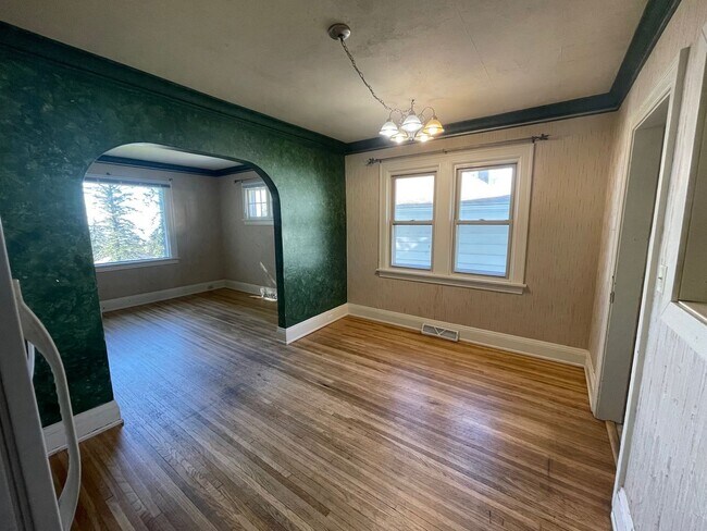 Building Photo - Incredible Lake Views-Spacious 6 Bedroom Home