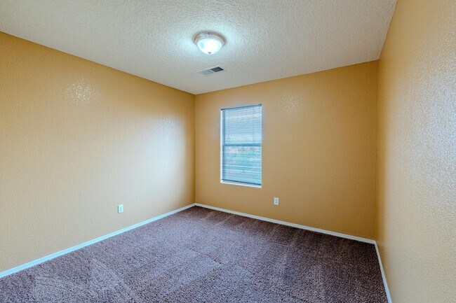 Building Photo - 10416 Rosefinch Dr NW