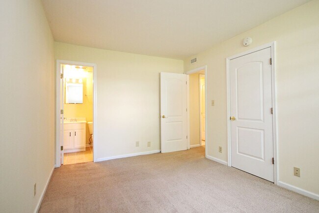 Building Photo - Dog-Friendly Villas at Southern Ridge Apar...