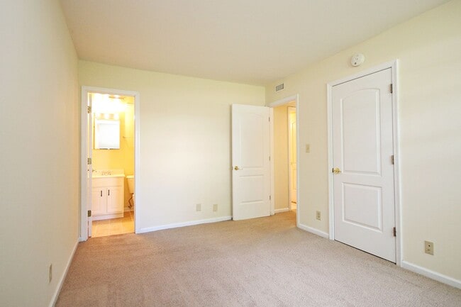 Building Photo - Pet-Friendly Villas at Southern Ridge Apar...
