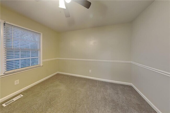 Building Photo - 1104 Canterbury Ln