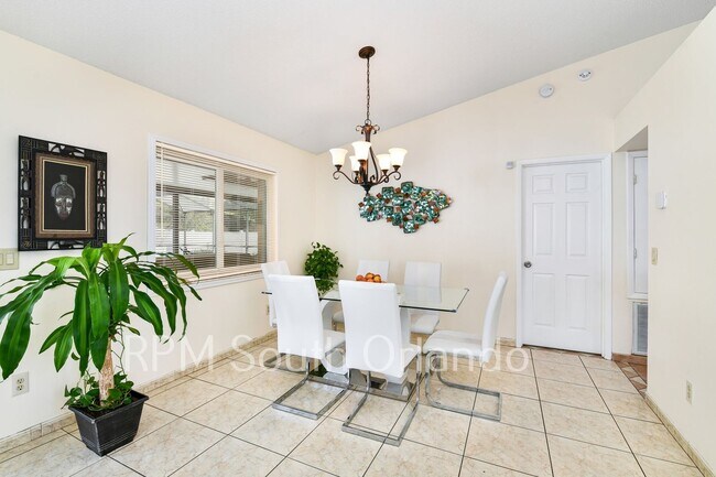 Building Photo - 4 Bedroom, 2 bathroom, 2 car garage, pool, backyard, close to Universal Studios and International...