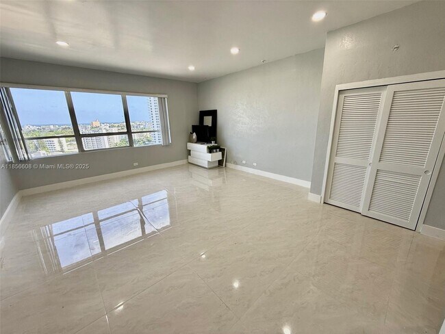 Building Photo - 1500 Bay Rd