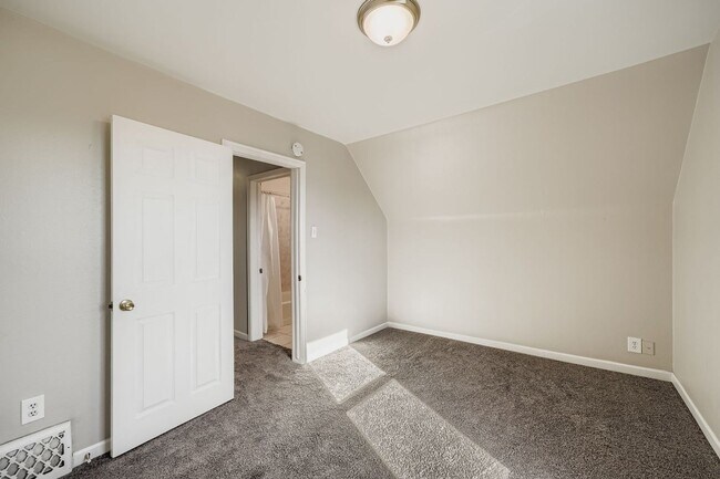 Building Photo - Stylish Home in the Heart of Highland with Detached Garage & Mother-in-Law Suite