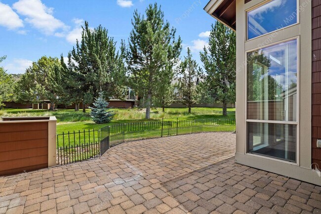 Building Photo - Eagle Crest Townhome Steps to Lakeside Center & Trails