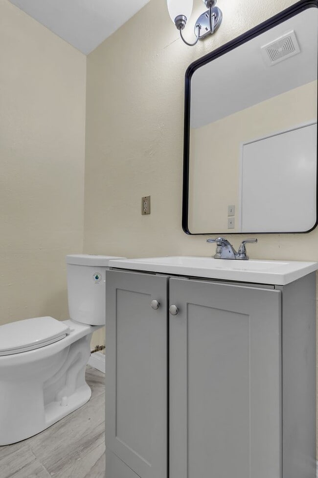 Building Photo - 1688 Bruin St