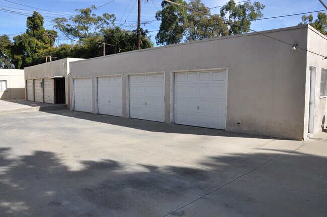 Building Photo - 520 Naranja Dr