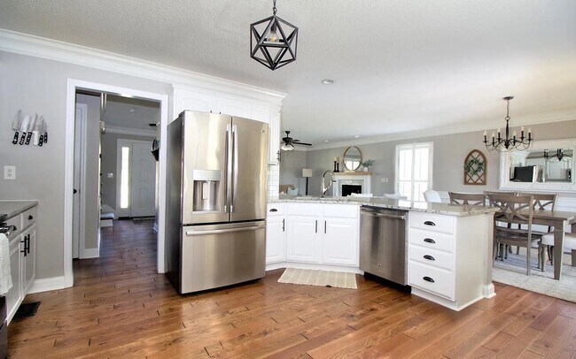 Building Photo - 5106 Tropicana Dr