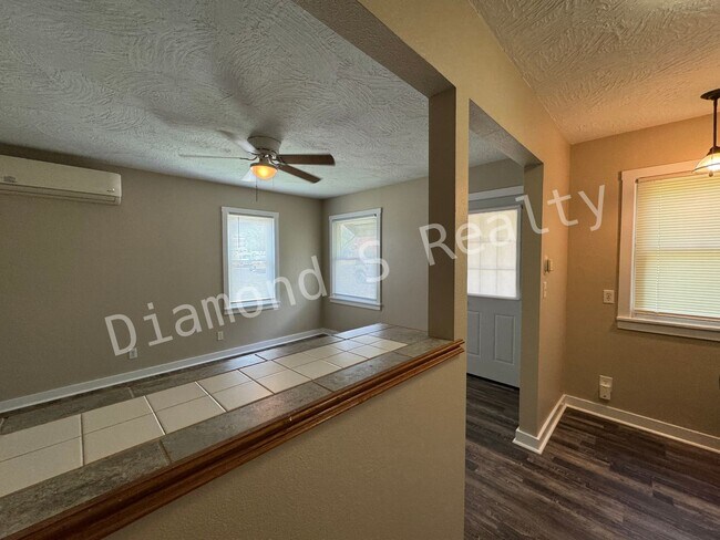 Building Photo - 1327 N Robberson Ave