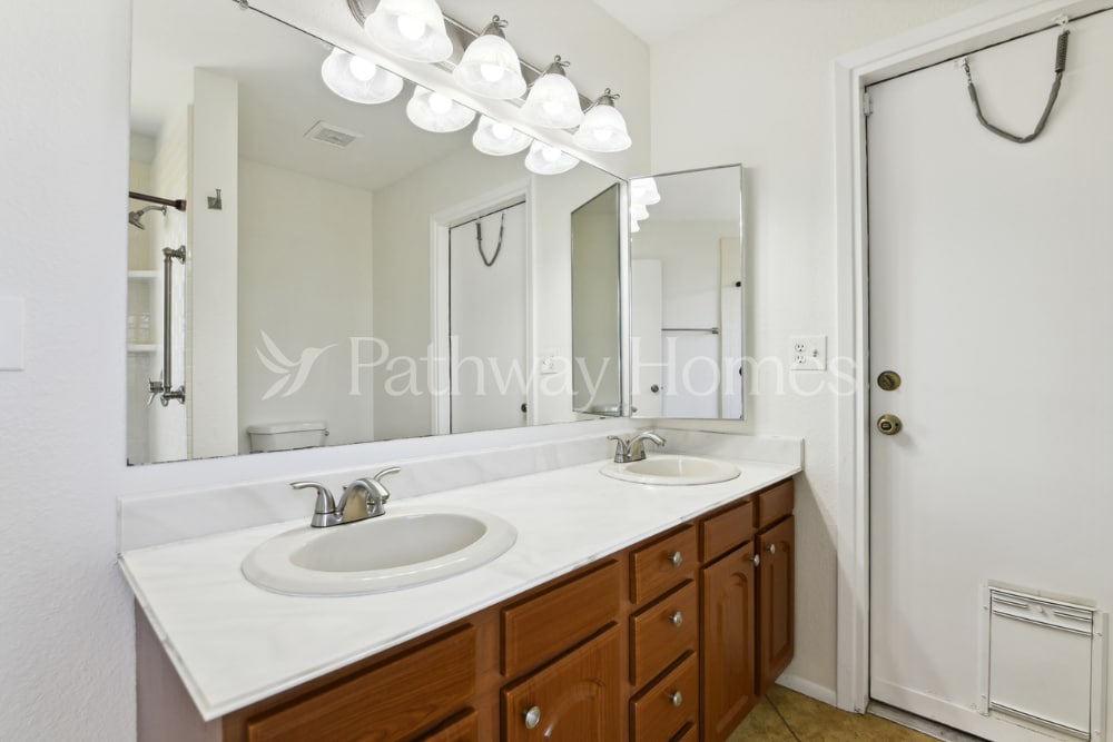 Building Photo - 807 E Country Gables Dr