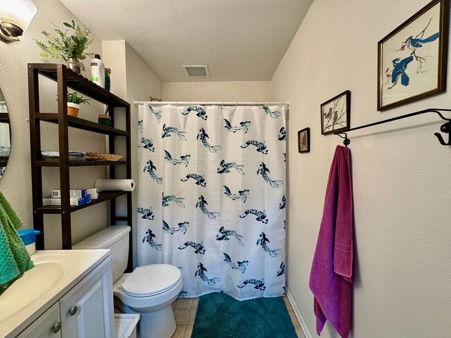 Building Photo - ***MOVE IN SPECIAL!!!*** Fully Furnished 4-bedroom, 2-bath home with Beautiful Backyard in Renton