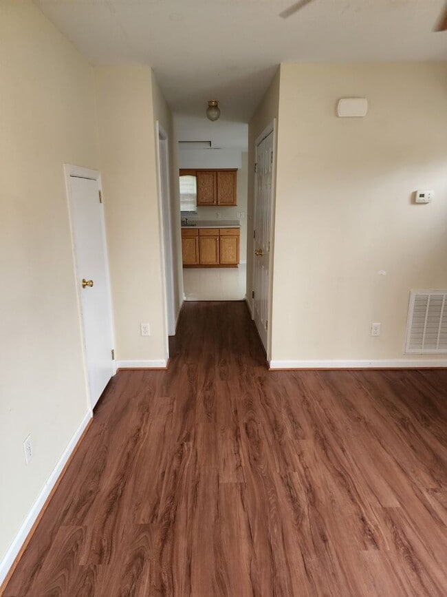 Building Photo - Spacious 2 Story home in Town - Apply Now ...
