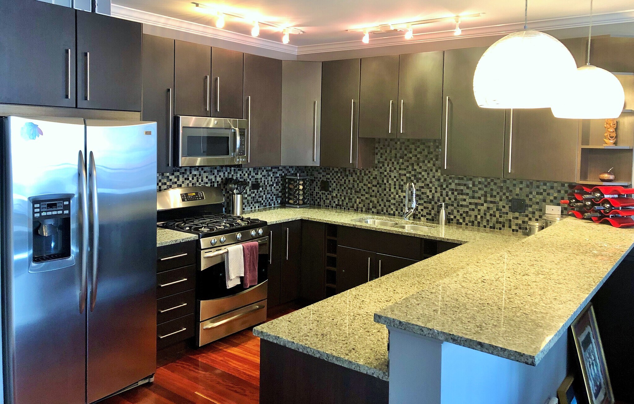 Chefs kitchen with granite breakfast bar - 825 N Hudson Ave