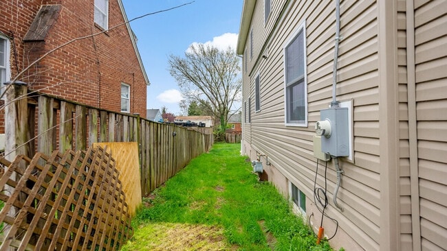 Building Photo - 800 S Washington St