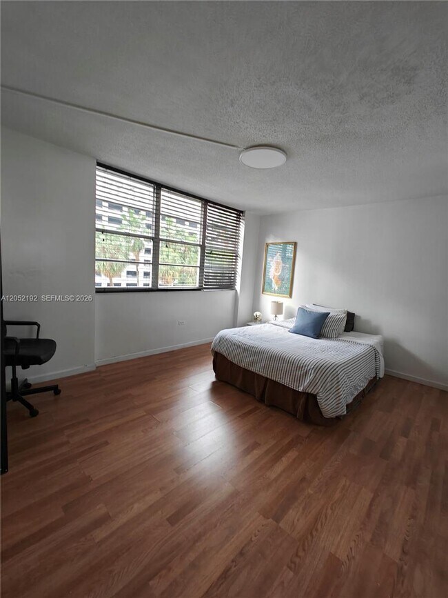 Building Photo - 825 Brickell Bay Dr