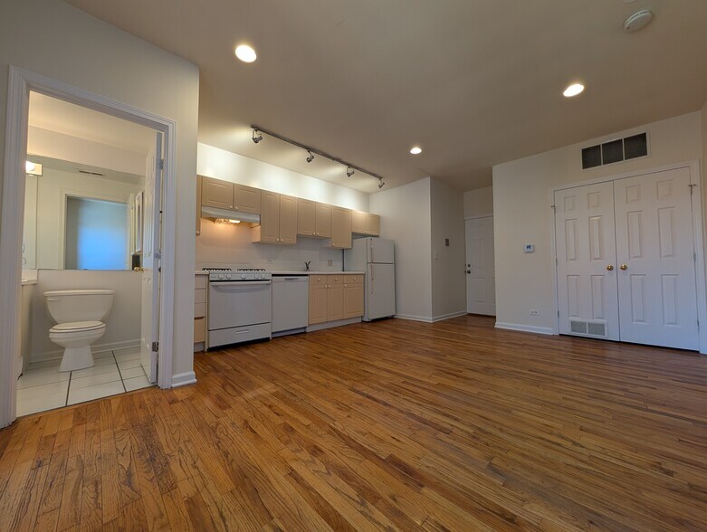 Building Photo - 912 W Dakin St