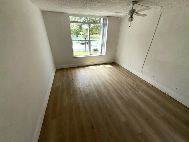 Building Photo - 3690 Inverrary Dr