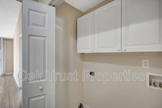 Building Photo - 1366 Pinnacle Ln