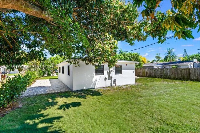 Building Photo - 328 SW 11th Ave