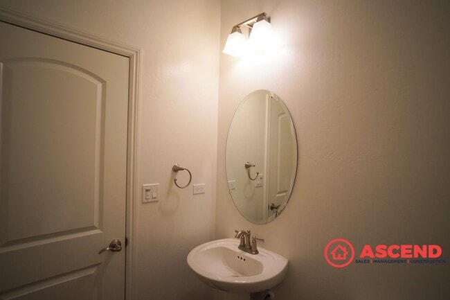 Building Photo - Beautiful 4-Bedroom Located In Highgate Community!