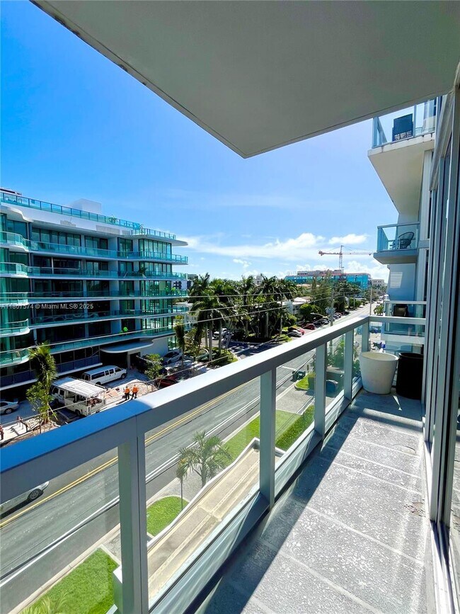 Building Photo - 9940 W Bay Harbor Dr