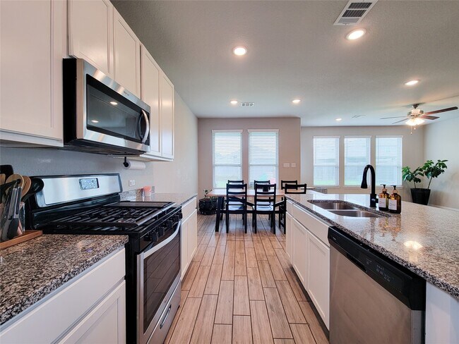Building Photo - 24811 Crimson Pine Dr