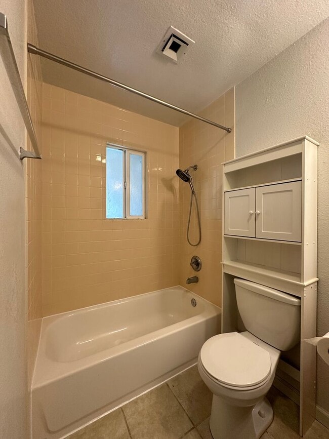 Building Photo - Great Location near McKinley Park!