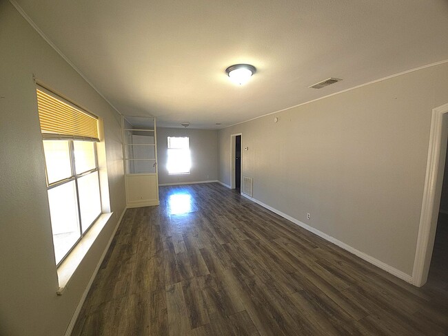 Building Photo - Very Spacious 2 bed 1 bath house for Lease