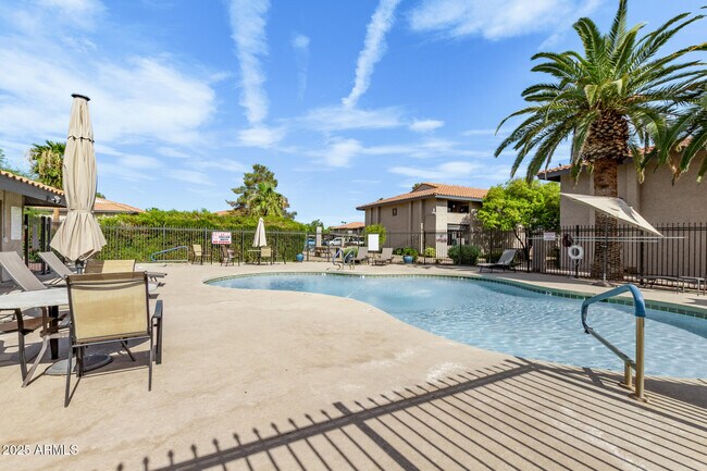 Building Photo - 1402 E Guadalupe Rd