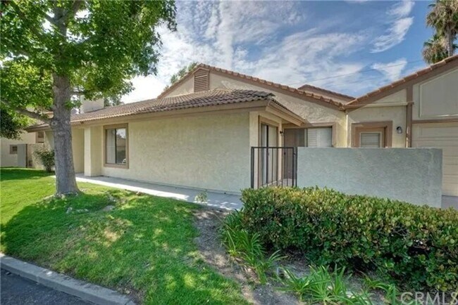 Building Photo - Two Bedroom, Two Bathroom Home for 12-mont...